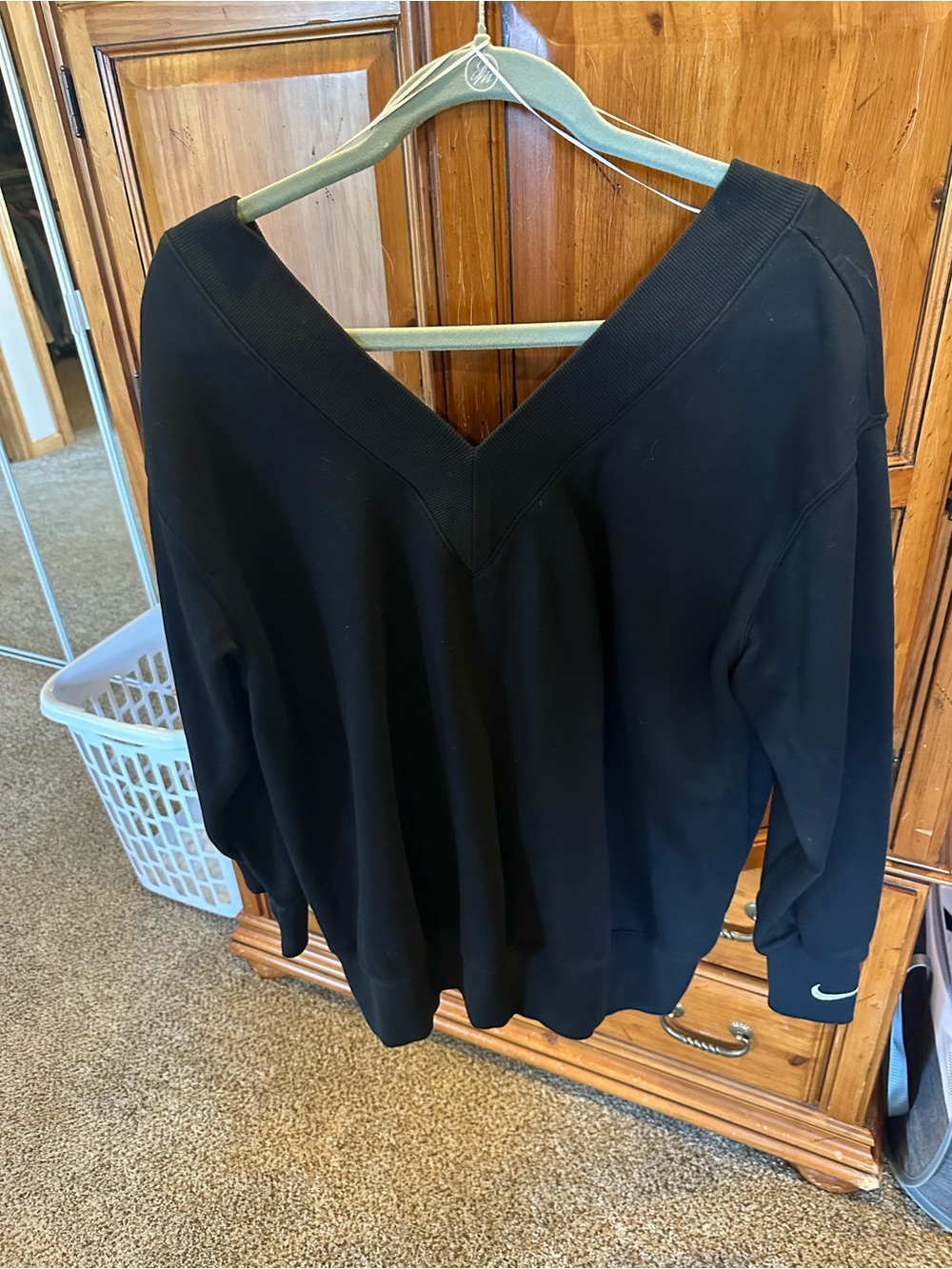 Nike Women's Black V-Neck Pullover off the shoulderSweatshirt - NWOT - size smal